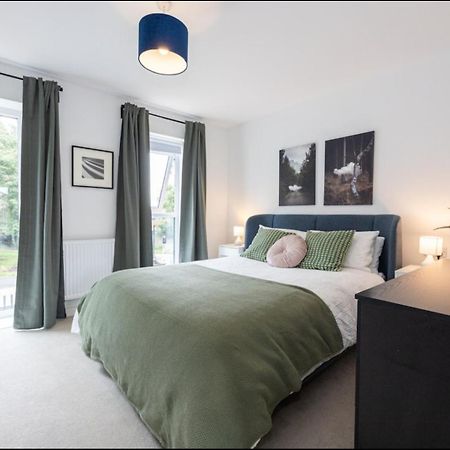 Elegance Retreat - 2 Bed Holiday Home With Parking Manchester Eksteriør billede