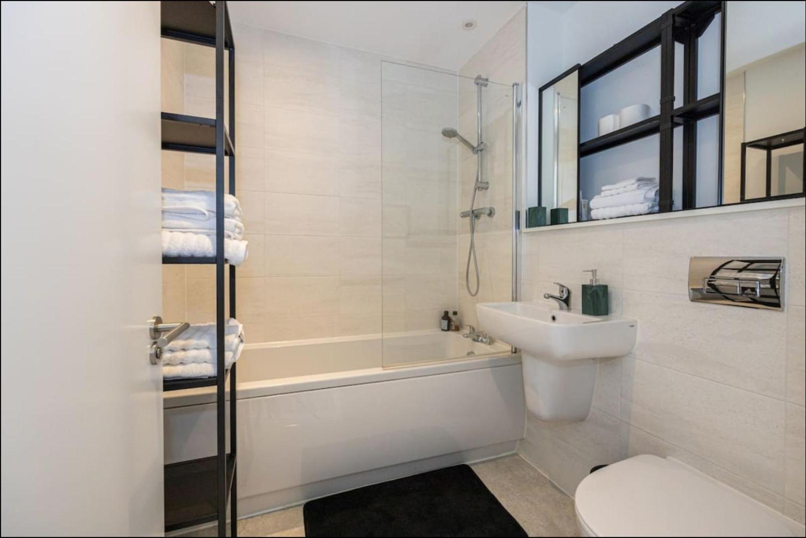Elegance Retreat - 2 Bed Holiday Home With Parking Manchester Eksteriør billede