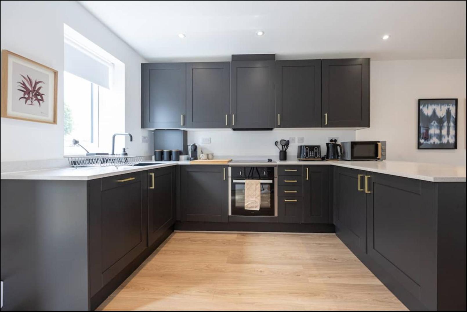 Elegance Retreat - 2 Bed Holiday Home With Parking Manchester Eksteriør billede
