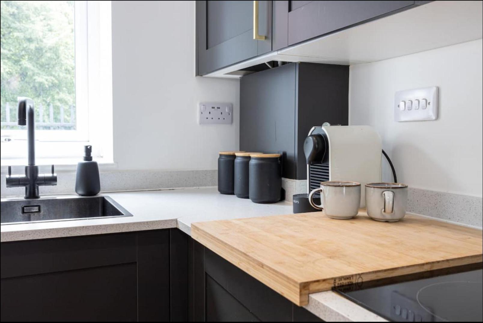 Elegance Retreat - 2 Bed Holiday Home With Parking Manchester Eksteriør billede