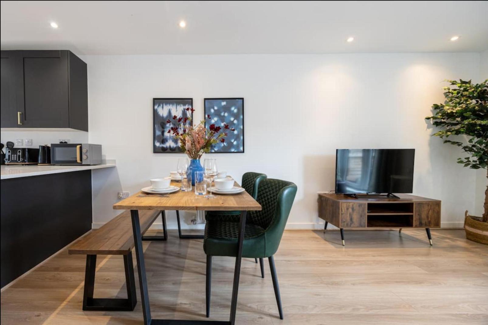 Elegance Retreat - 2 Bed Holiday Home With Parking Manchester Eksteriør billede