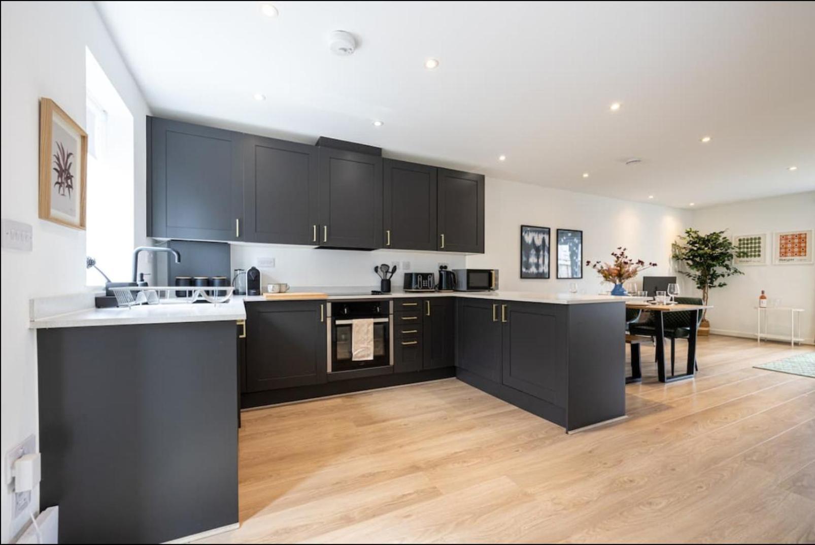 Elegance Retreat - 2 Bed Holiday Home With Parking Manchester Eksteriør billede